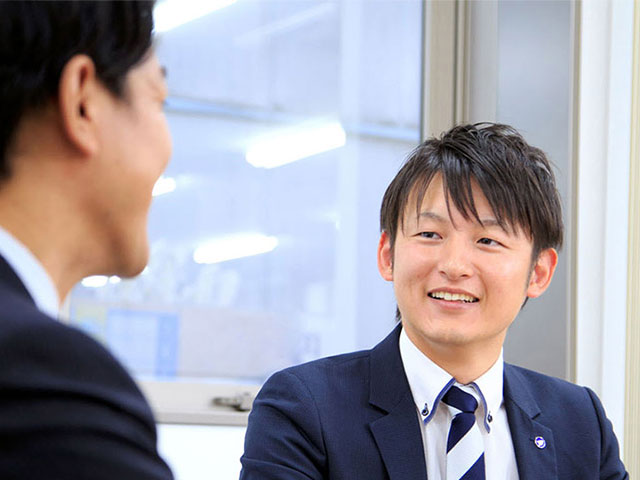 Nhân viên văn phòng làm việc